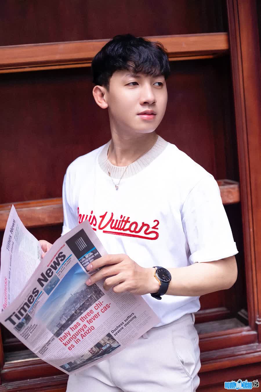 Tay Ninh guy attracts attention with his handsome appearance and sweet voice