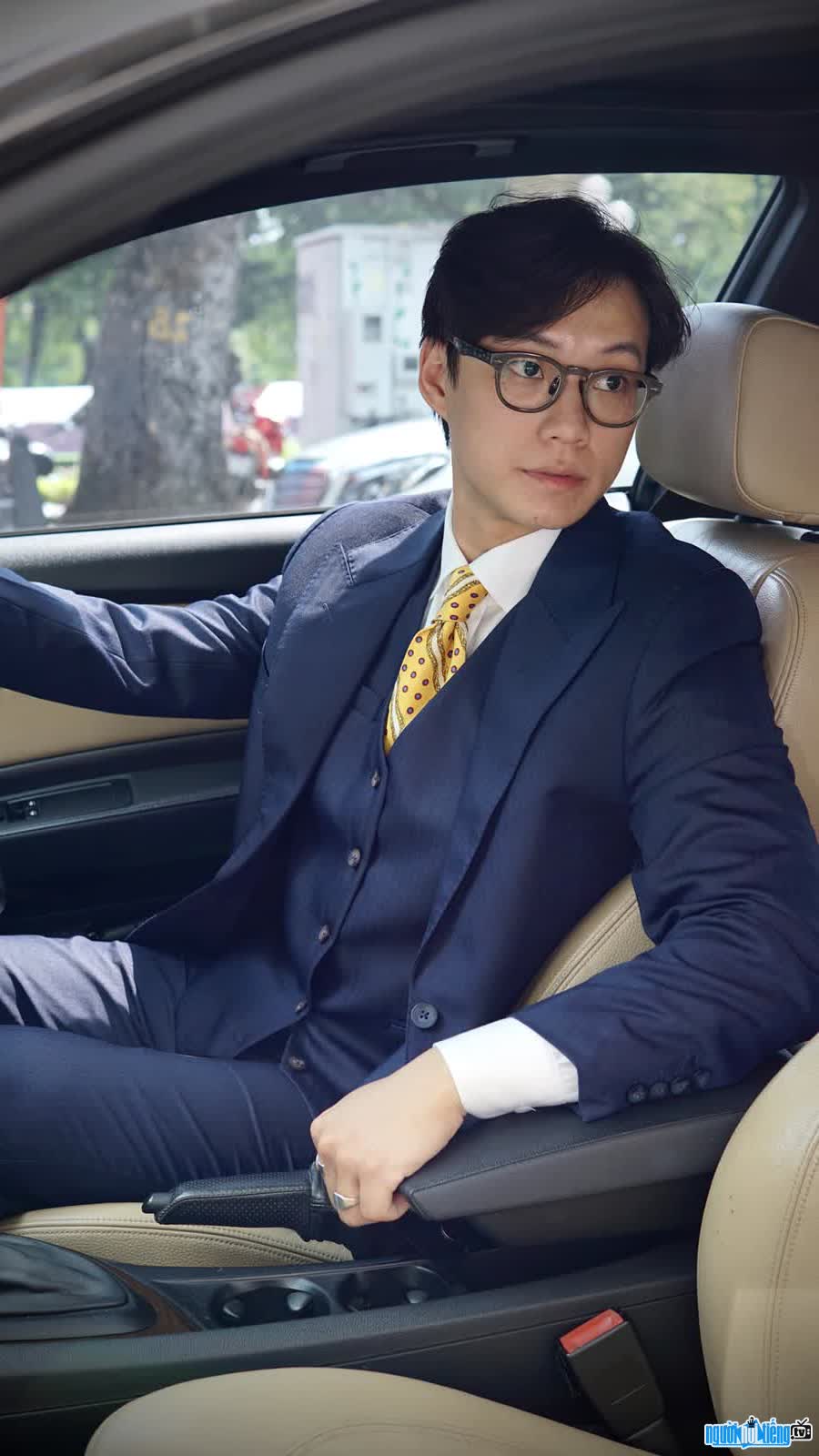 Le Thanh Hung is one of the prominent faces pursuing Sartorial fashion style