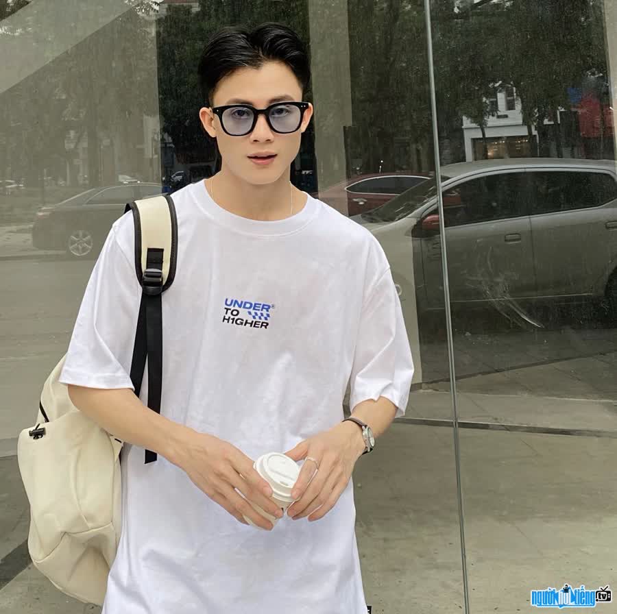 Quoc Tuan causes a fever with his handsome and masculine appearance