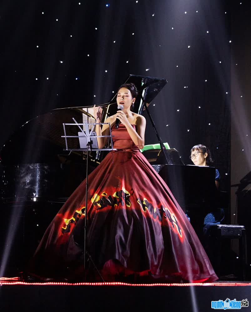  Le Nhu Ngoc Mai burning on stage