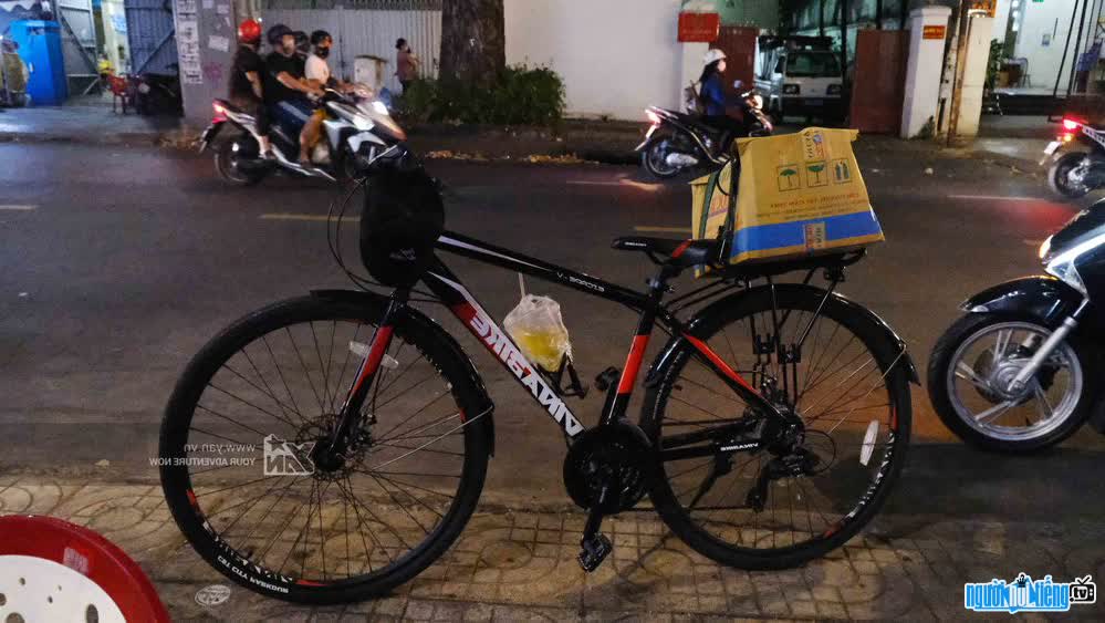 Hình ảnh chiếc xe đạp là người bạn đồng hành của Tiktoker Huỳnh Thị Trúc Ly trên chặng đường làm từ thiện