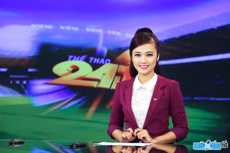 Thanh Huyen is known as Editor and familiar MC of VTC14 channel