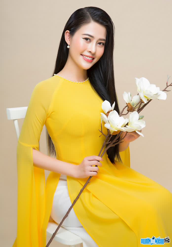  beautiful and gentle runner-up Thi Phuong in ao dai