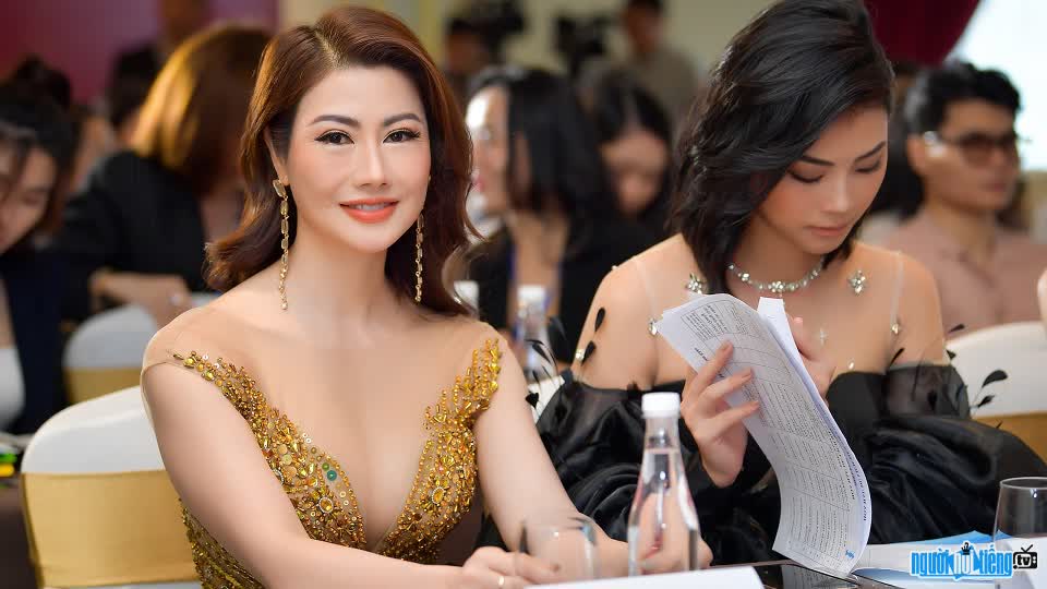 HÌnh ảnh hoa hậu Đào Ái Nhi trong vai trò Ban Giám Khảo cuộc thi hoa hậu doanh nhân 2022