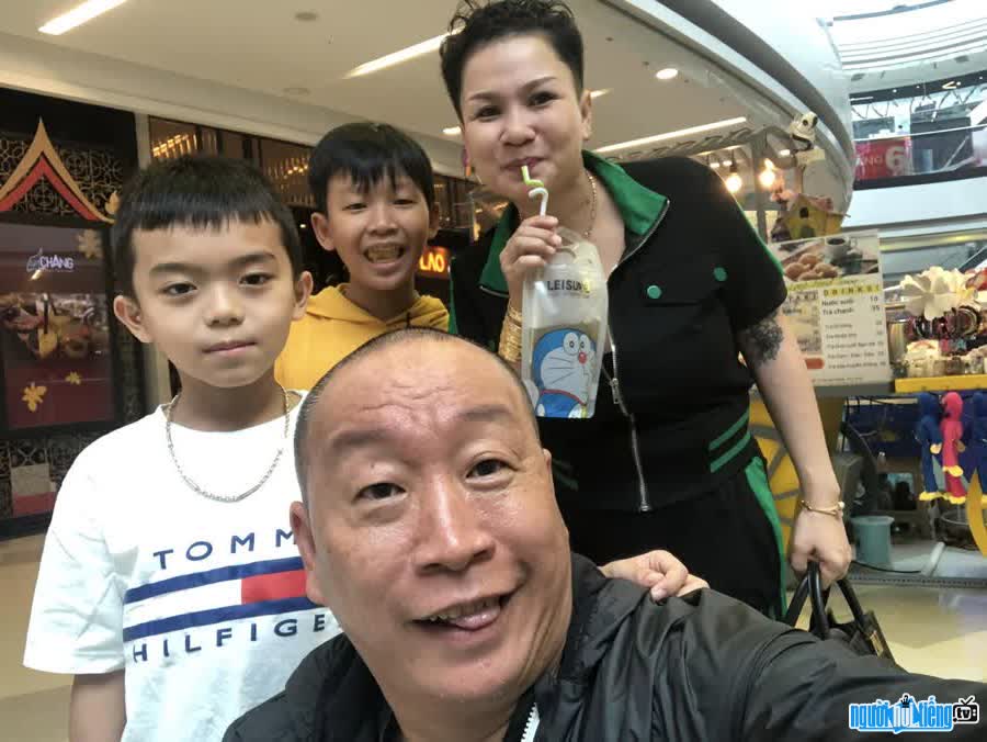 Bức ảnh diễn viên Tuấn Voi hạnh phúc bên vợ và hai con trai