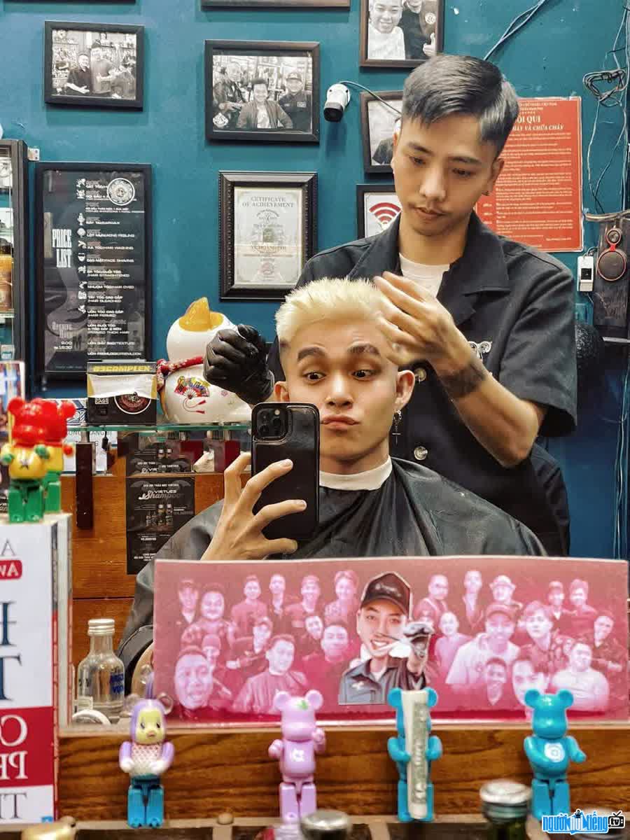 Hình ảnh Tiktoker Vũ Hoàng Phi đang cắt tóc cho ca sĩ Jun Phạm