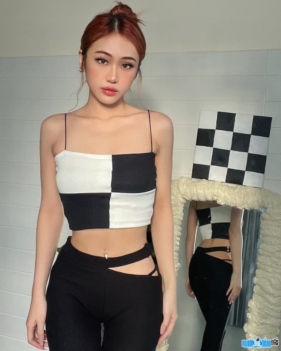 Bao Han impresses with her beautiful personality and extremely sexy beauty
