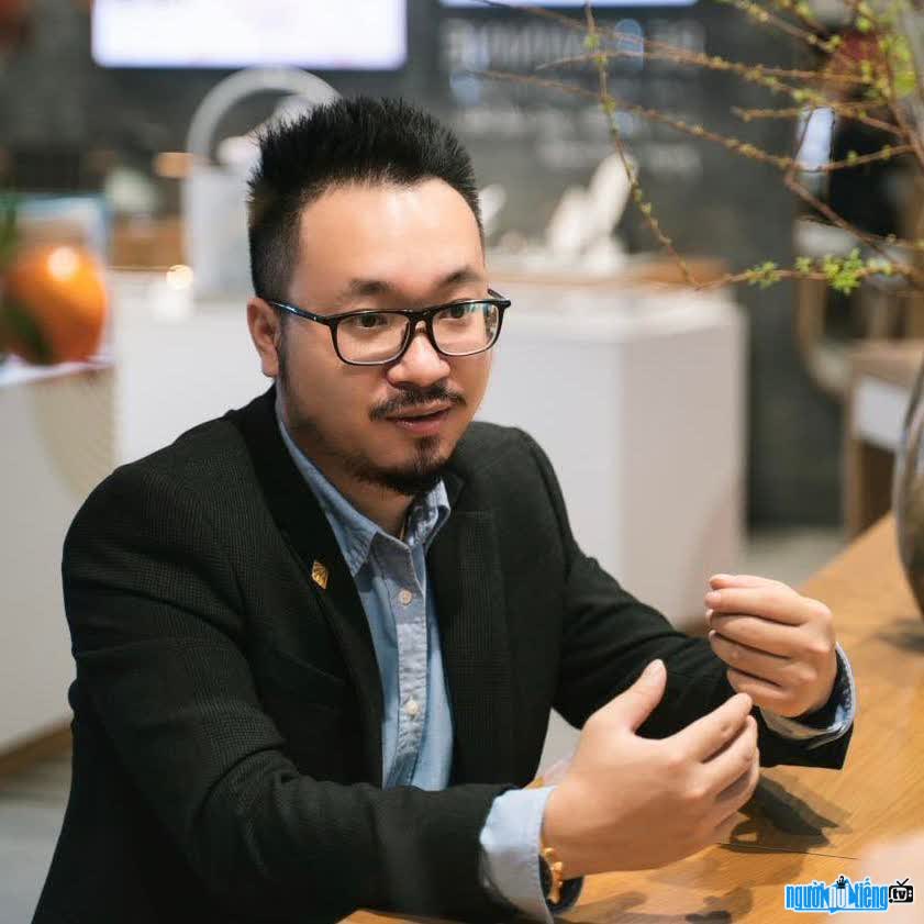 Trần Nguyễn Phi Long được biết đến là một nhà quản trị marketing chiến lược