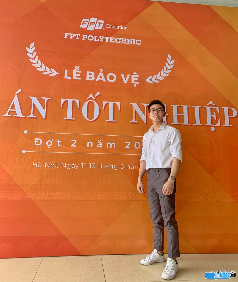 Tiktoker Huy Anh's photo at FPT's graduation ceremony
