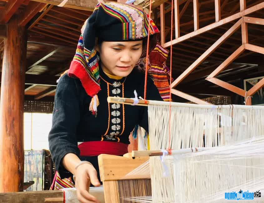 Sam Thi Tinh is a Thai woman plying with brocade patterns