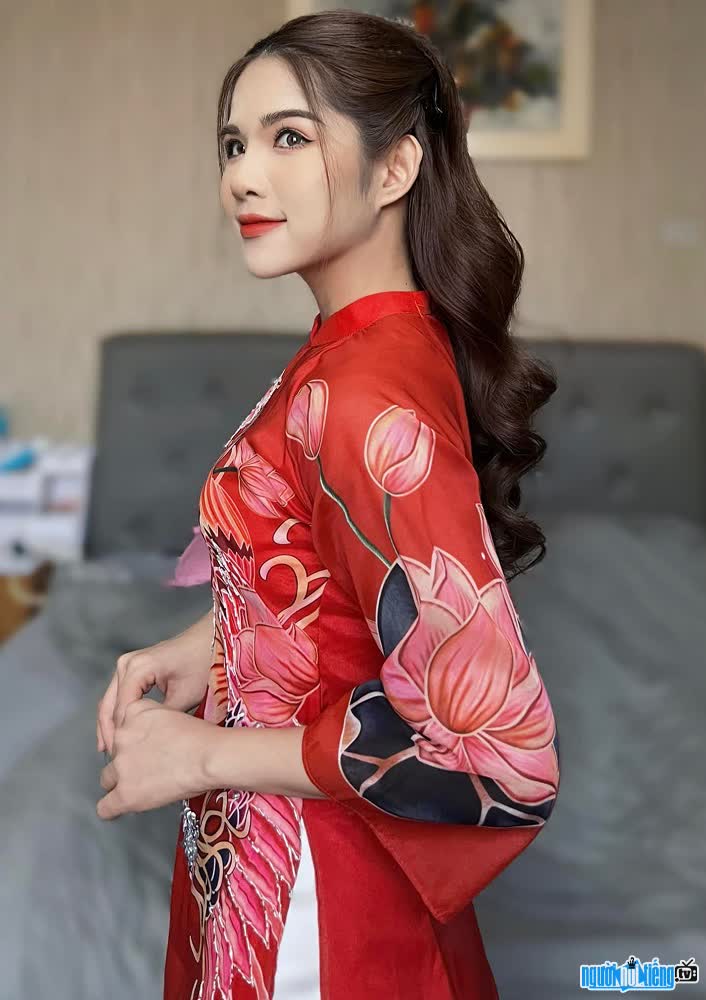  Quyen Quyen is beautiful and gentle in ao dai