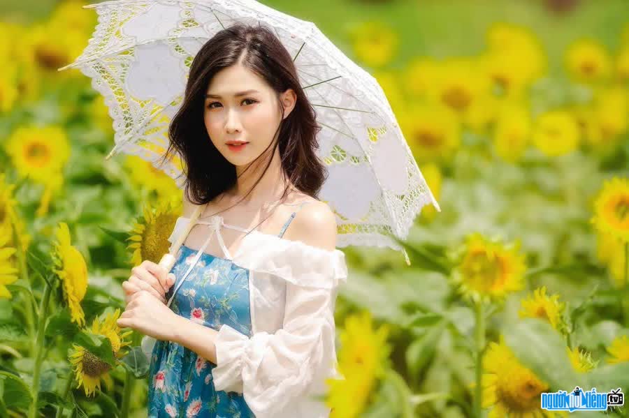 Picture of hot girl Ngoc Anh blooming in the sunflower garden