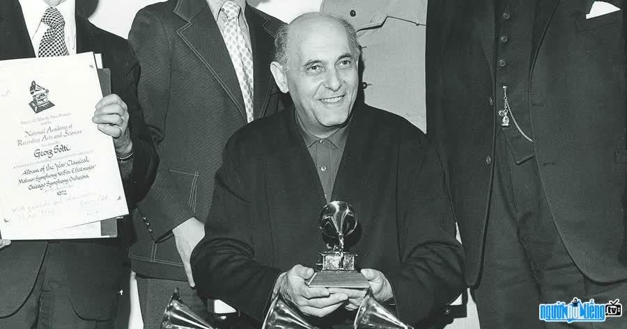Kỷ lục về số giải Grammy thuộc về Sir Georg Solti ông đã đoạt tổng cộng 31 giải trên 74 đề cử