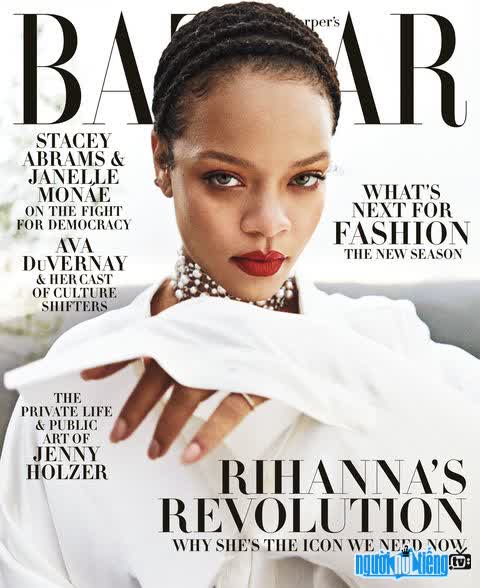 Hình ảnh nữ ca sĩ Rihanna trên trang bìa tạp chí Harper's Bazaar