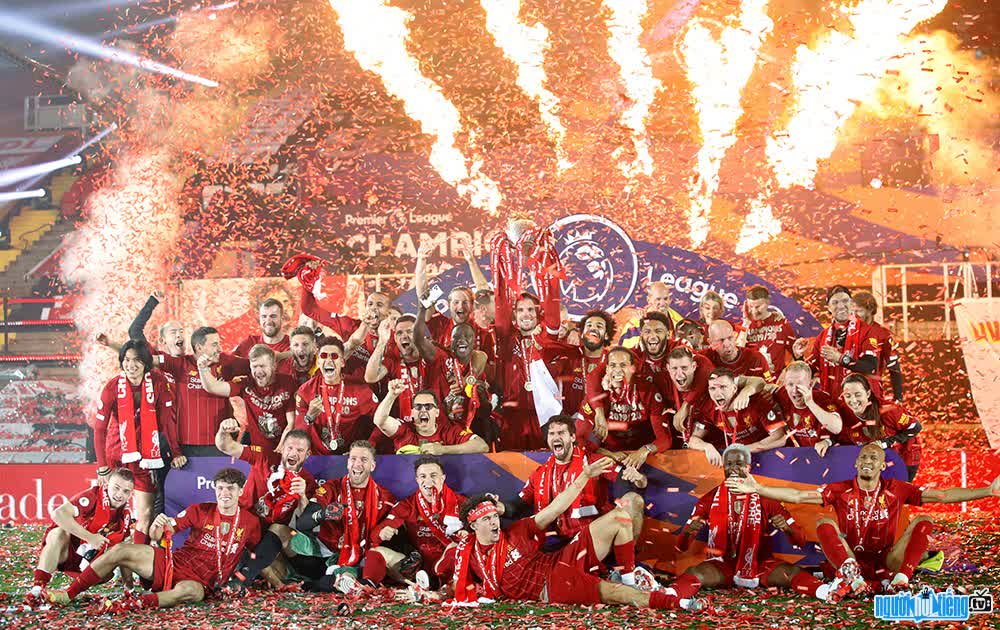 Hình ảnh đội bóng Liverpool ăn mừng chiến thắng