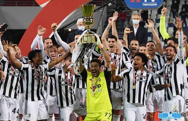 Hình ảnh các cầu thủ của câu lạc bộ Juventus đang nâng cao chiếc cúp chiến thắng