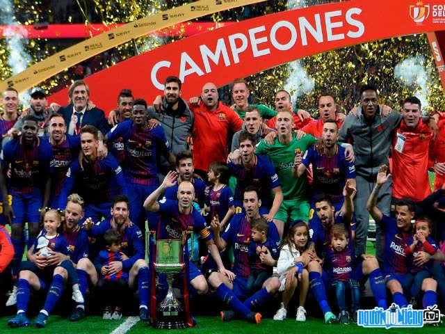Hình ảnh câu lạc bộ bóng đá Barcelona ăn mừng chiến thắng tại giải Campeones