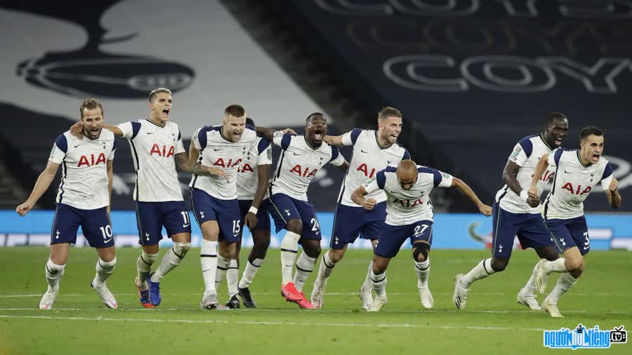 Hình ảnh các cầu thủ Tottenham Hotspur trên sân cỏ