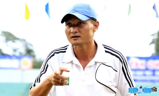 Huấn luyện viên Ngô Quang Trường là 1 cựu cầu thủ bóng đá của Sông Lam Nghệ An
