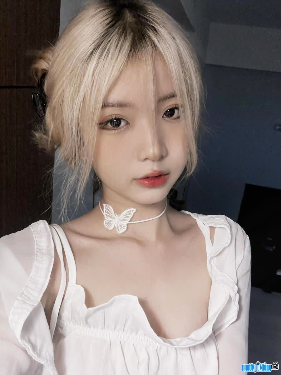 Minh Thu owns a very pretty face