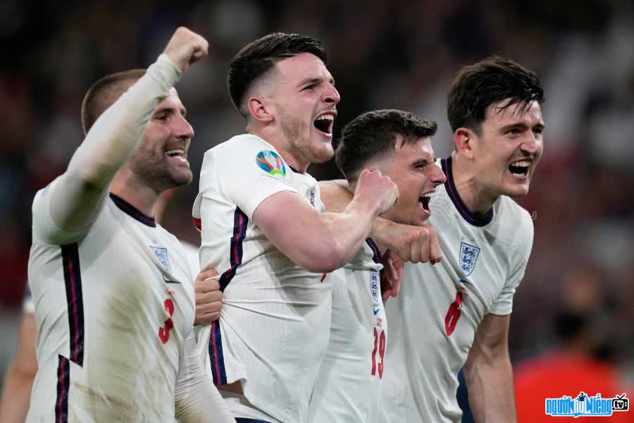 Hình ảnh các cầu thủ của đội tuyển Anh vui mừng sau khi ghi bàn thắng