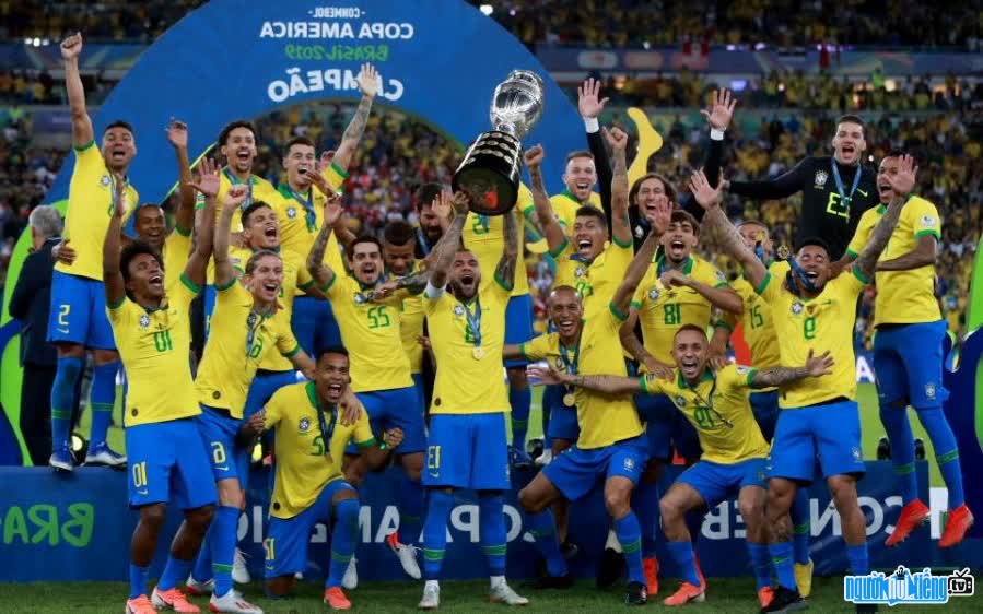Hình ảnh các cầu thủ Brazil đang nâng cao chiếc cúp chiến thắng