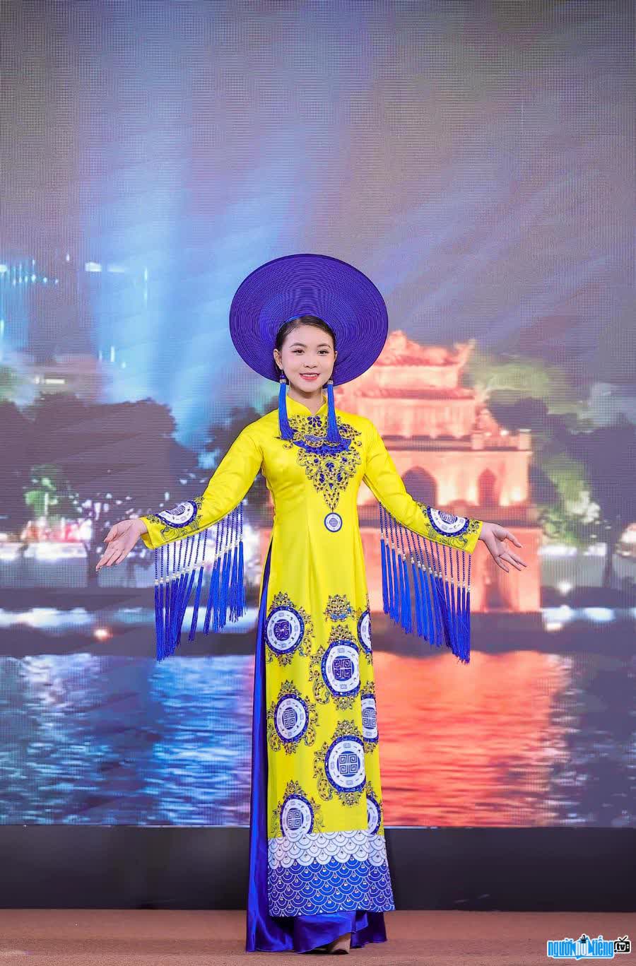 Khánh Huyền trong trang phục áo dài truyền thống
