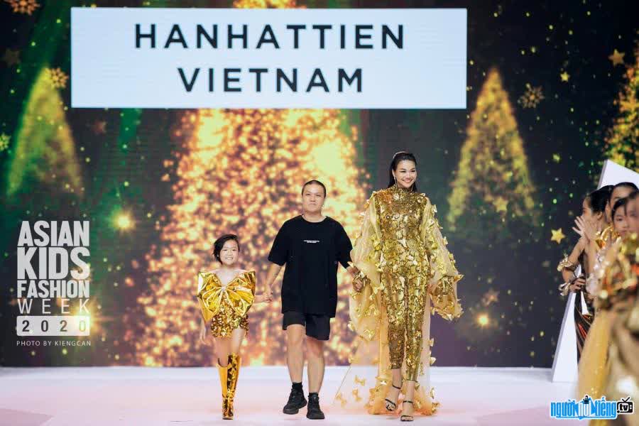 Picture of designer Ha Nhat Tien on the catwalk