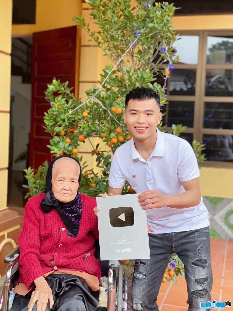 Hình ảnh Tiktoker Khang Kẹo và người bà của mình