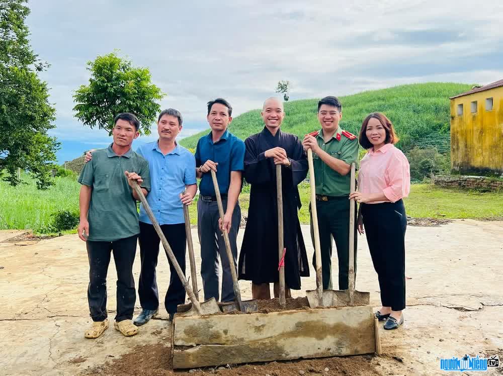  Master Thich Nguyen Quang participating in the construction of a charity school
