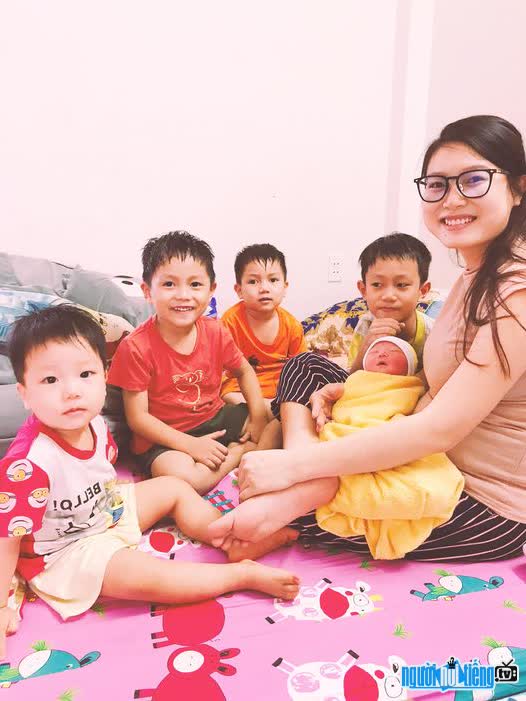 Picture of TikToker Giang Dinh and 5 children
