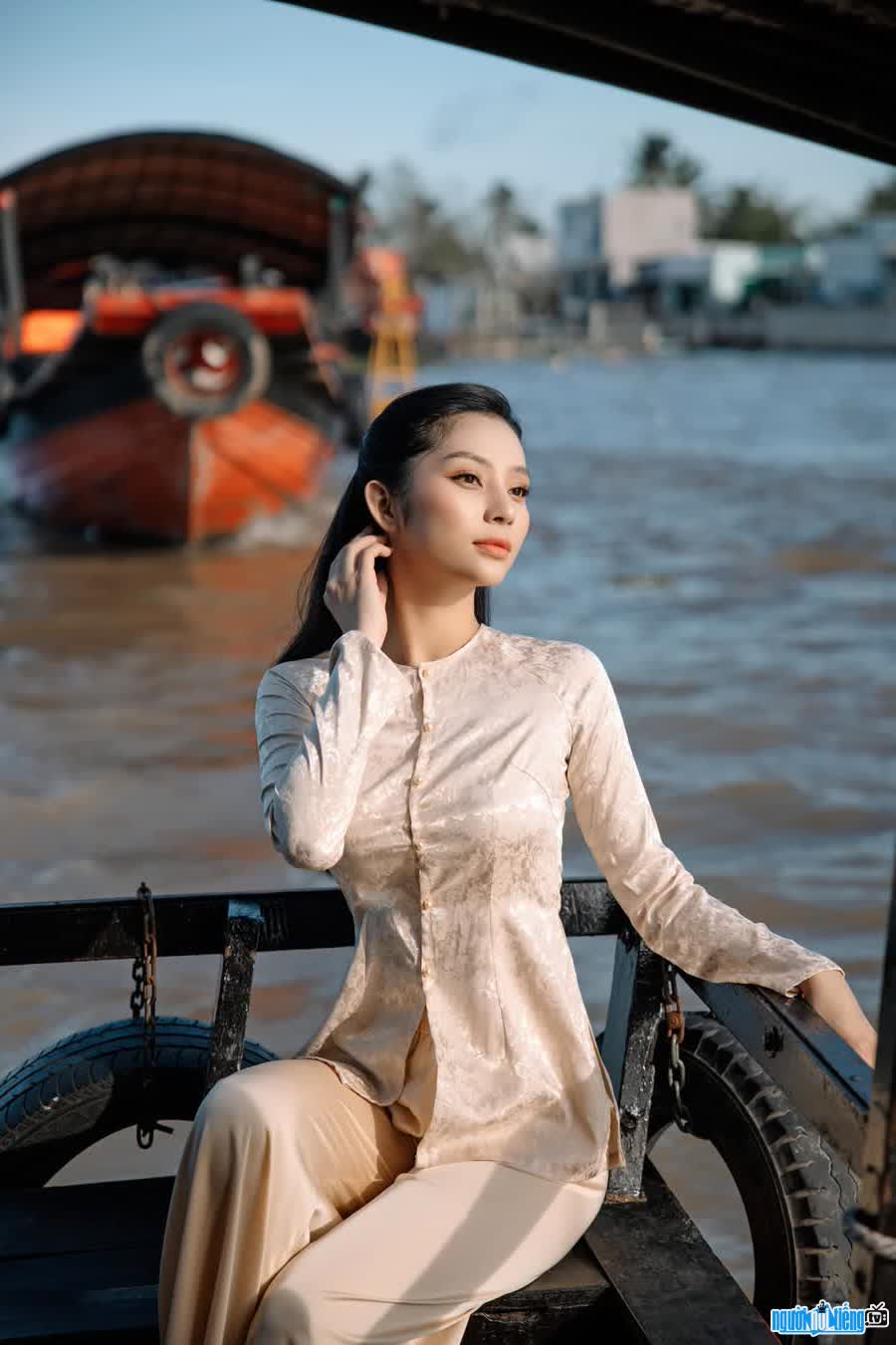 Beautiful image of Lam Thu Hong in the set of photos Ba Ba shirt