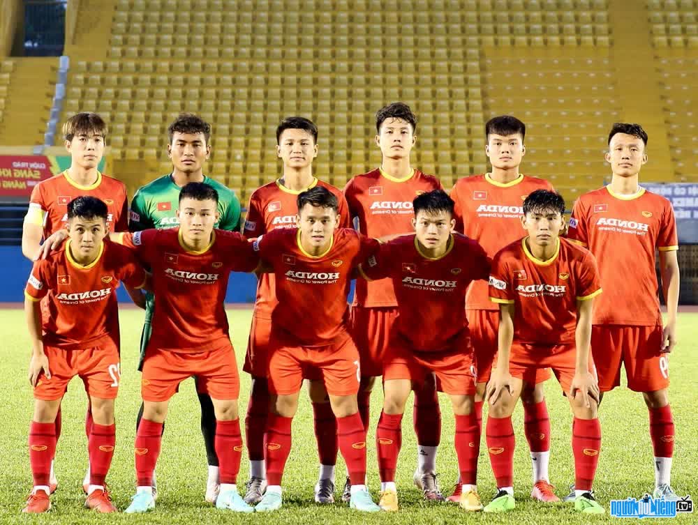  Dinh Xuan Tien and his teammates
