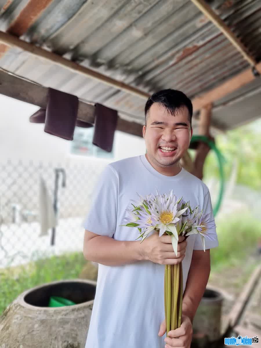 TikToker Lê Việt Hùng thường chia sẻ các video về nấu ăn từ nguyên liệu quê nhà