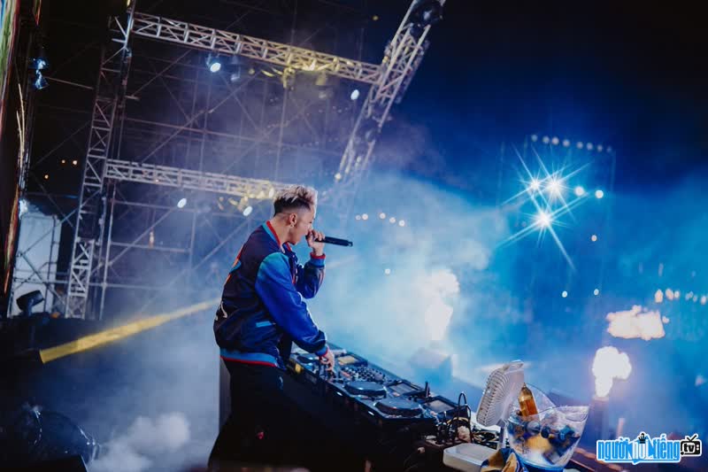 Hình ảnh DJ Wukong đang trình diễn trên sân khấu