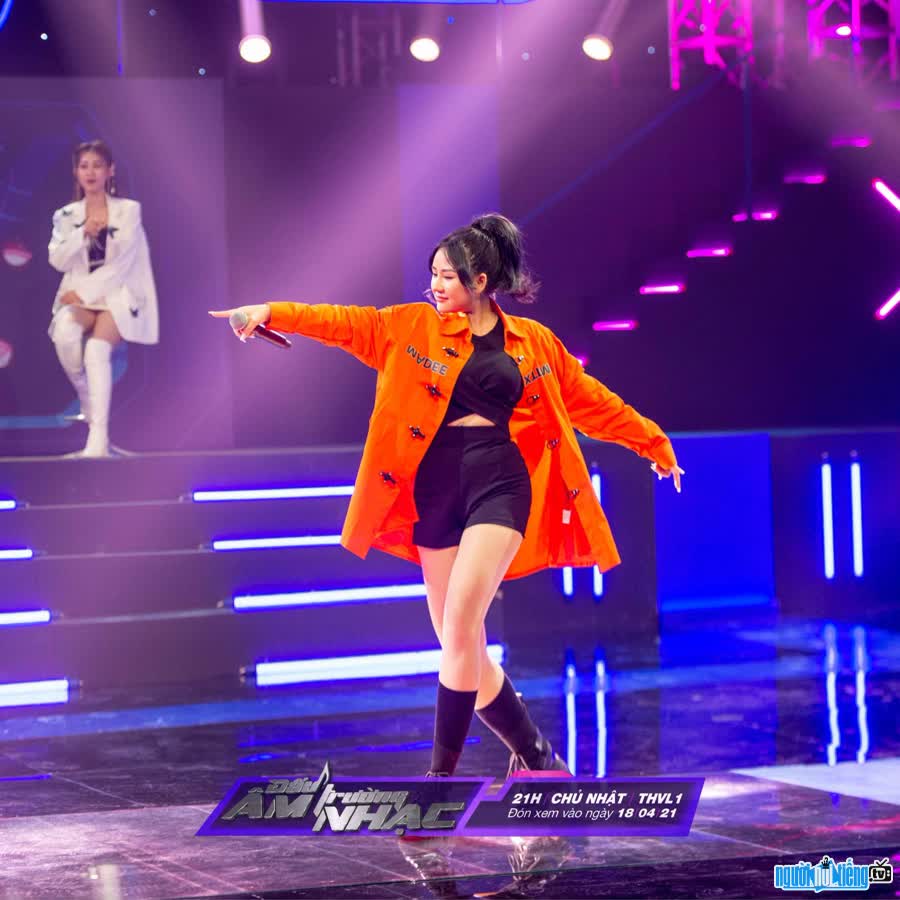 The image of singer Tu Na giving her all on stage