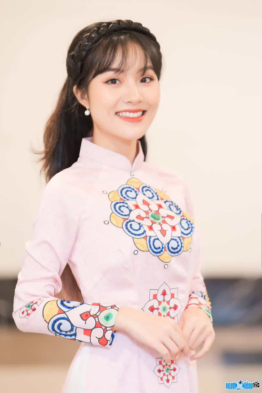Hình ảnh Tiktoker Hyee Phạm đẹp dịu dàng với trang phục áo dài