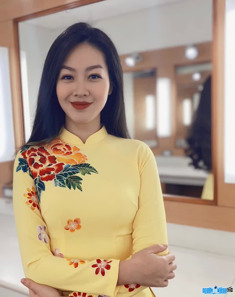Biên tập viên Nguyễn Hồng Nhung sở hữu nhan sắc xinh đẹp