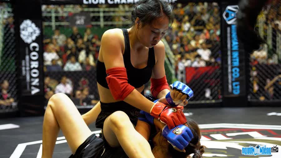 Picture of Boxer Pham Thi Nhung defeats the opponent