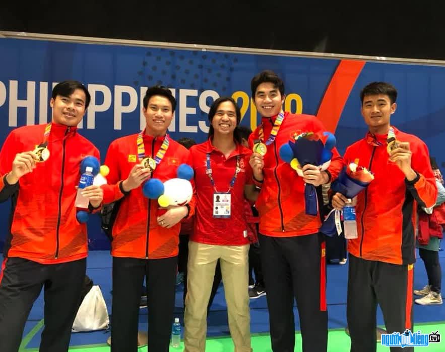  Picture of Truong Tran Nhat Minh and his teammates winning gold at SEA Games 30