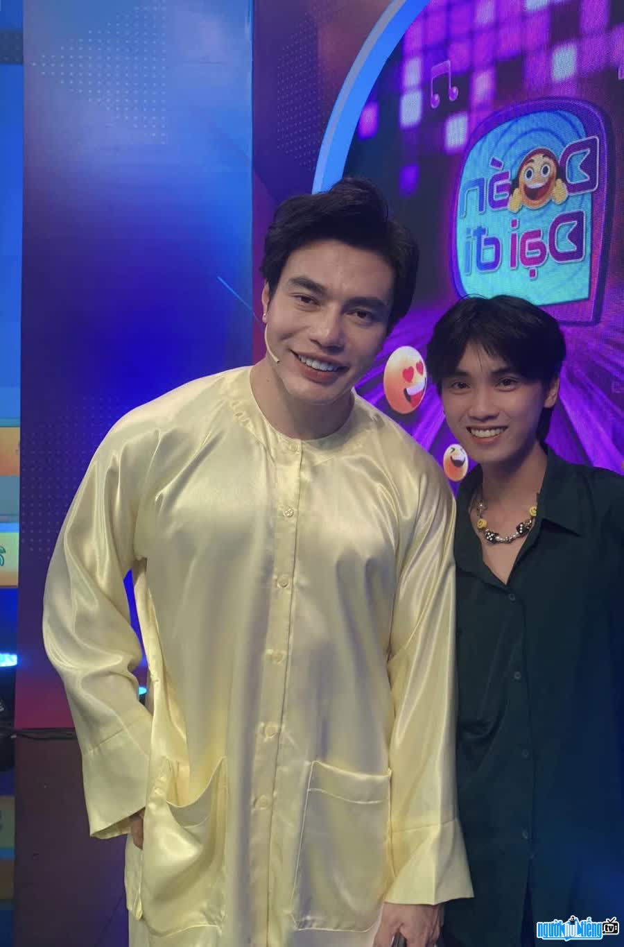 KOL Duong Kien Hao's picture taken with his idol