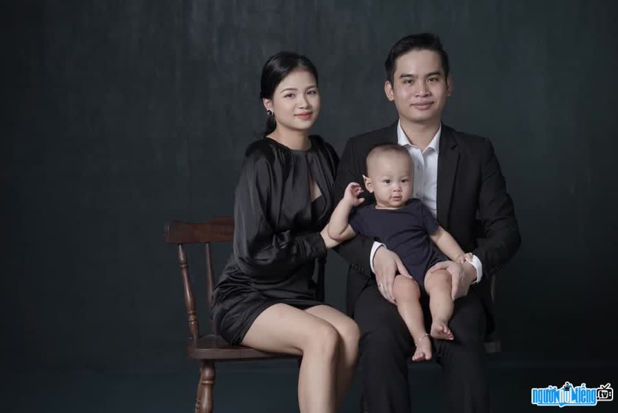 Picture of CEO Duong Anh Dung with a small family