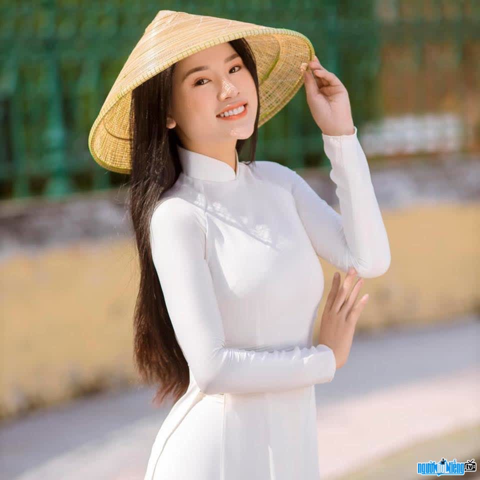 Picture of actress Nhu May being beautiful and pure when wearing a white ao dai