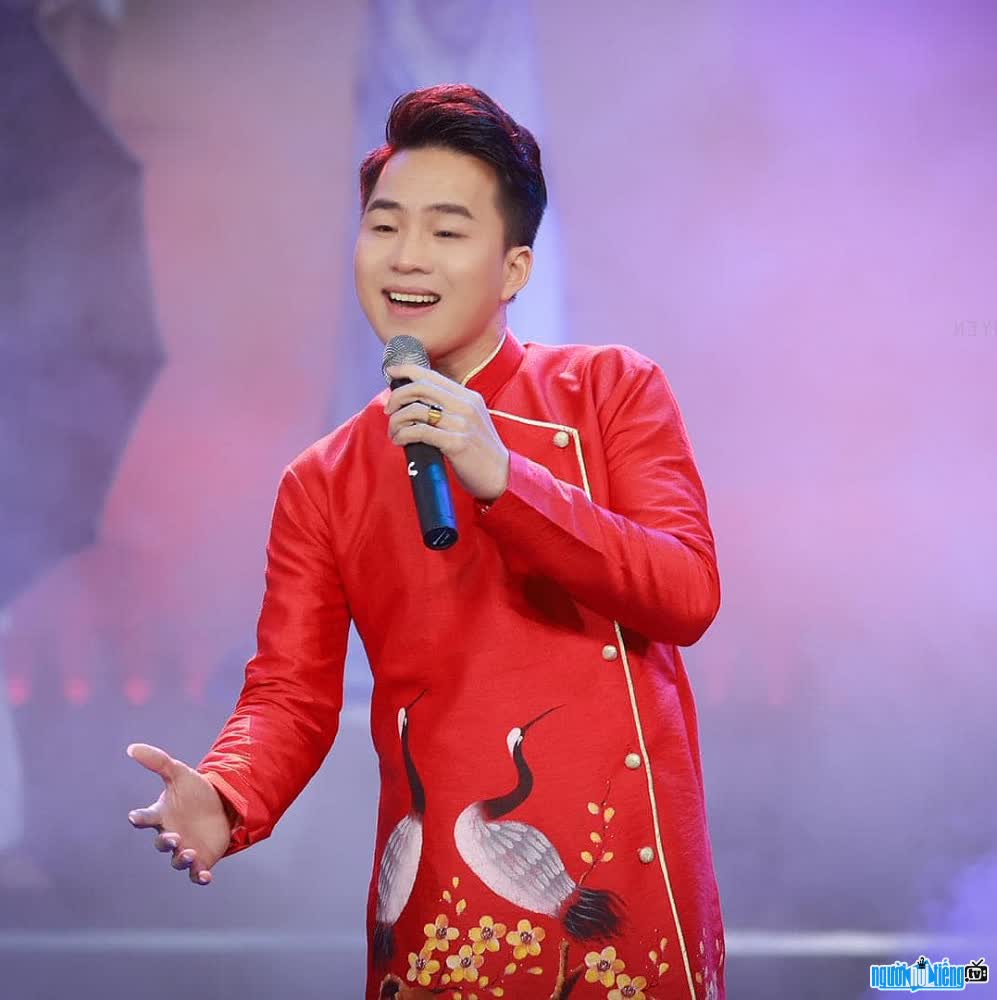 Hình ảnh nam ca sĩ Thanh Tài cháy hết mình trên sân khấu