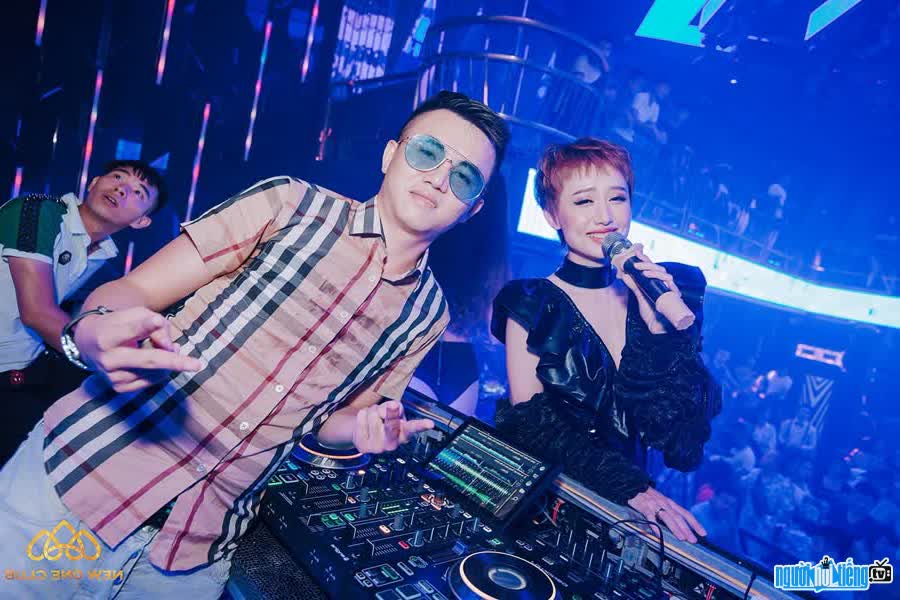 Hình ảnh DJ Noodle tại một show diễn