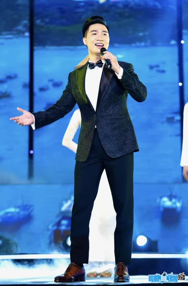  male singer Tien Hung burning on stage