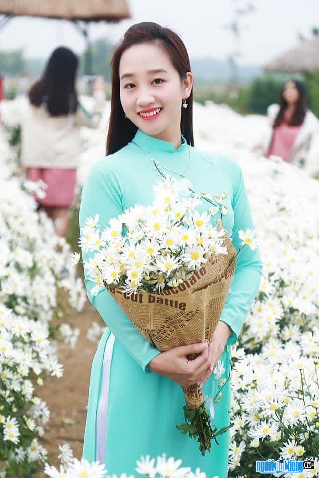 Hình ảnh Tiktoker Hà Duyên đọ sắc cùng hoa