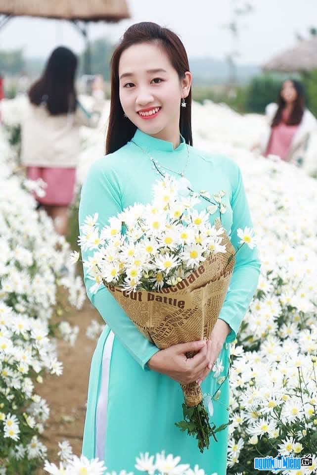 Ha Duyen Tiktoker image with flowers