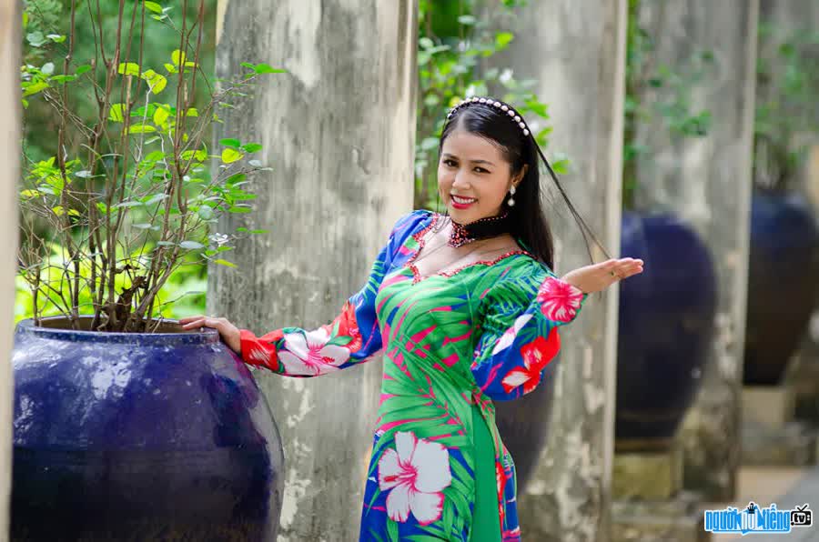 Picture of actor Chinh Pham charming when wearing ao dai