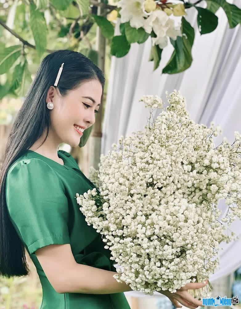 Á hậu Thi Phượng xinh đẹp bên hoa